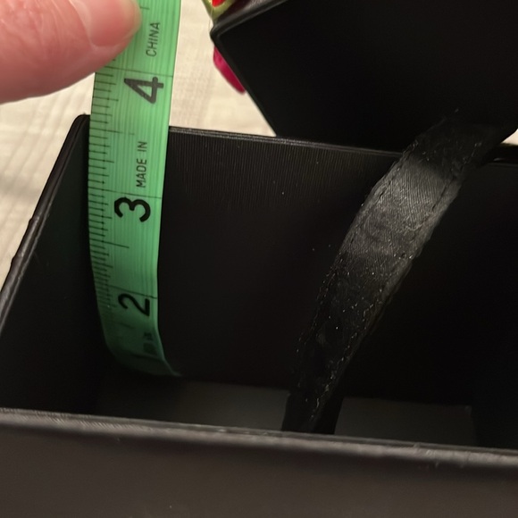 Unique rosebud floral box purse! Super cute and conversation starter for sure! - Picture 7 of 8